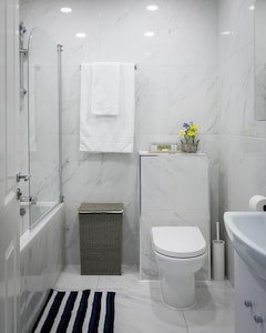 Designer 2-bed 2-bath apartment with a garden
