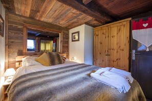 Double bedroom 1 (bottom level)