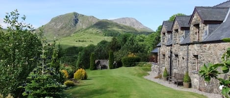 Detached cottage in the foothills of Cader Idris