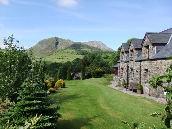 Detached cottage in the foothills of Cader Idris