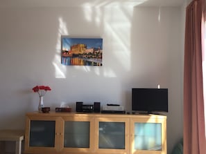 Lounge with WiFi and Internet TV (English, German etc language channels)