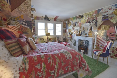 Cozy Third Floor Suite in West Village- Host shared