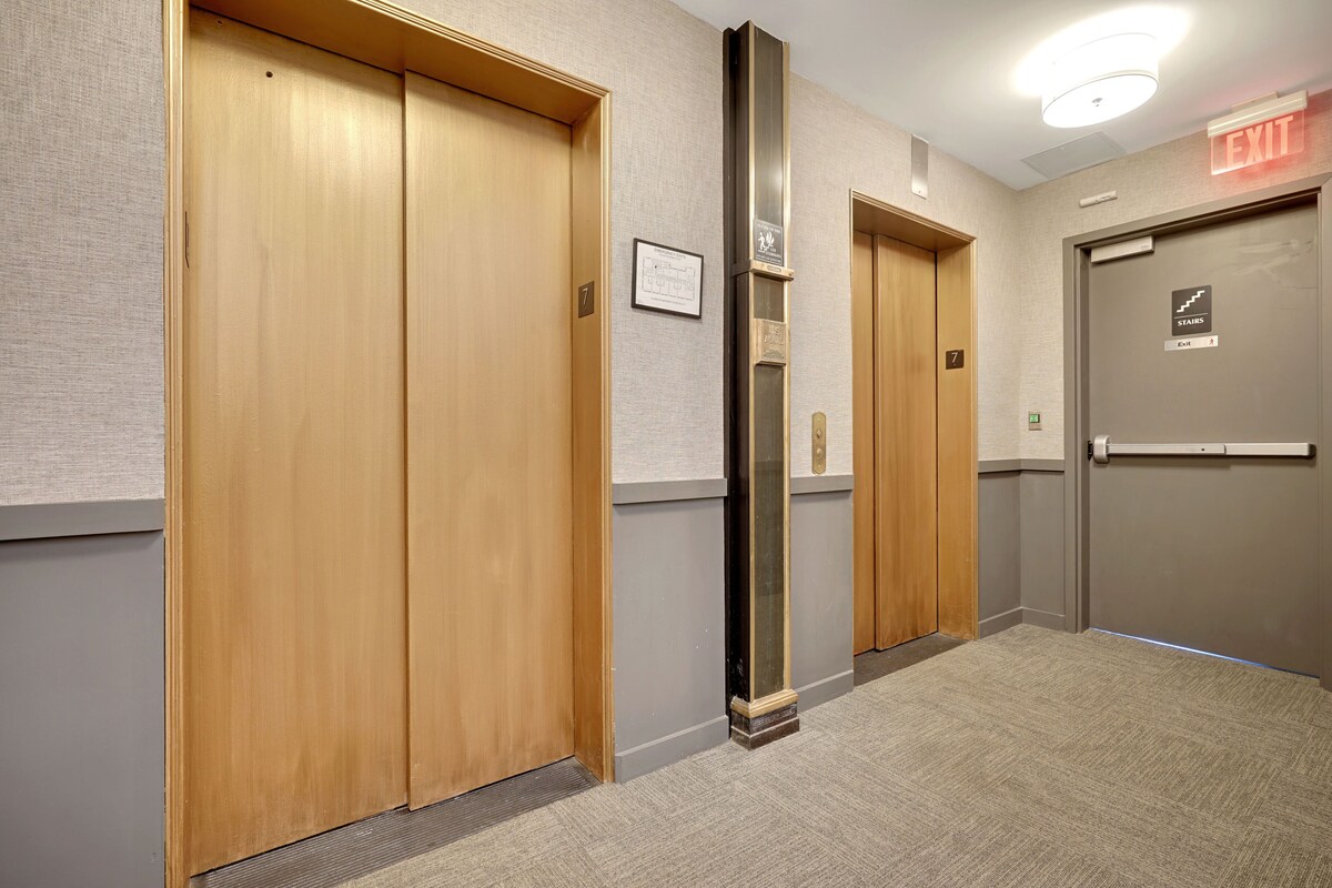 Summer Rental – 2 Bedroom/2 Bath Highrise – Downtown Modern Luxury!