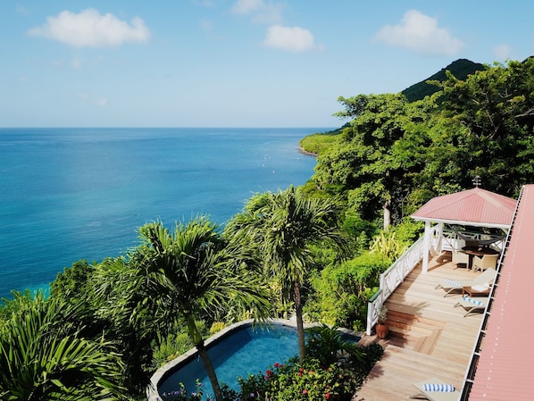La villa est située à 250m de Grande Anse avec accès privé à la mer et piscine.
