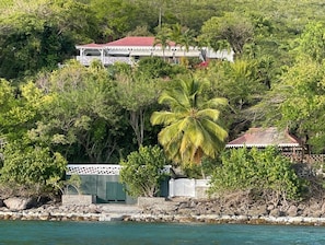 La villa dispose d’un accès privé à la mer, la plage est à 5 min à pied ou nage 