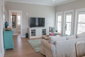 Find peace and relaxation with your close friends and family in this stunning living room featuring natural decor.