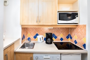 Make a tasty snack in your own kitchenette!