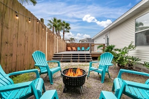Fire pit area, Pool/Hot Tub, Gas Grill, minutes walk from the beach. Zula Breeze