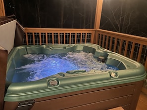 New as of March 2023 and highly reliable Nordic Hot Tub - enjoy the quiet nights