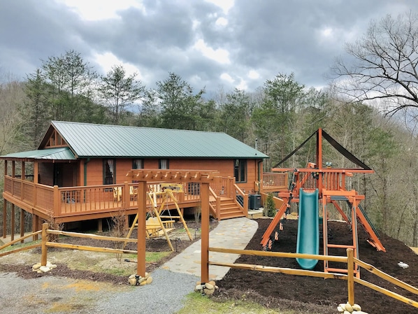 Daydream Hideaway Cabin 4 bed 3 bath with large playground & wraparound porches.