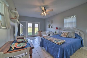Make yourself comfortable in this 1-bathroom studio apartment.