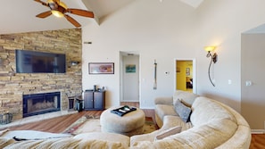 Living area with fireplace & flatscreen