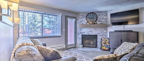 Living Room | Queen Sleeper Sofa | Wood-Burning Fireplace | Smart TV