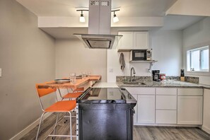 Main Living Space | Kitchenette | Breakfast Bar