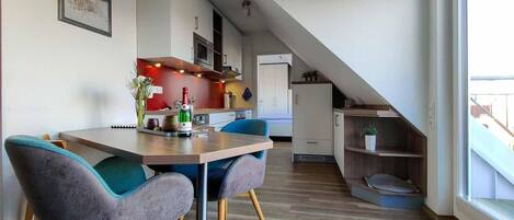 Fewo 416 Residenz Hohe Lith Duhnen - moderne Einbauküche mit Esstisch und Zugang zum Balkon