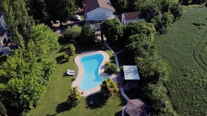 Piscine privée  sécurisée par une alarme (17m x 8m x 1.10 à 2.40m de profondeur)