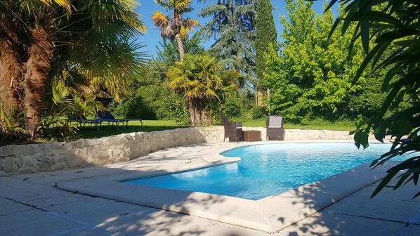 Piscine privée  sécurisée par une alarme (17m x 8m x 1.10 à 2.40m de profondeur)