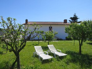 Pflanze, Himmel, Außenbank, Pflanzengemeinschaft, Möbel, Gebäude, Natürliche Landschaft, Baum, Gartenmöbel, Schatten