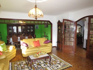 Eigentum, Möbel, Couch, Bilderrahmen, Holz, Interior Design, Beleuchtung, Tabelle, Wohnzimmer, Studio Couch