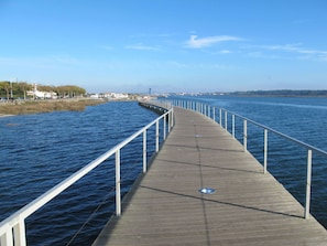 Wasser, Wasservorräte, Gewässer, Wasserweg, Brücke, Horizont, Wasserlauf, Bank, Promenade