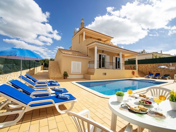 Cloud, Sky, Furniture, Property, Building, Blue, Chair, Table, Swimming Pool, Azure