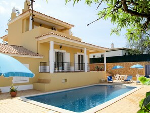 Property, Building, House, Swimming Pool, Real Estate, Home, Villa, Architecture, Apartment, Residential Area