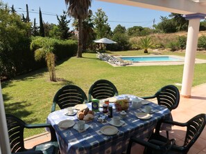 Meubles, Plante, Propriété, Table, Chaise, Ciel, Vaisselle, Ombre, Mobilier De Jardin, Arbre