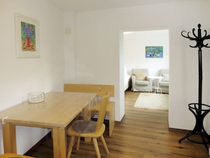 Zimmer, Eigentum, Möbel, Esszimmer, Fussboden, Interior Design, Tabelle, Gebäude, Haus, Grundeigentum