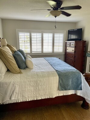 King bedroom overlooking the golf course 