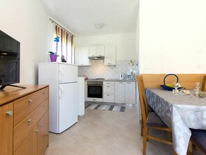 Pièce, Propriété, Meubles, Cuisine, Sol, Bâtiment, Design Intérieur, Jaune, Maison, Immobilier