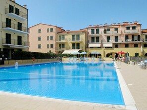Wasser, Gebäude, Fenster, Eigentum, Daytime, Himmel, Schwimmbad, Pflanze, Azurblau, Haus