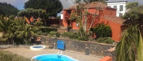 Poolbereich mit Whirlpool und Casa Rural