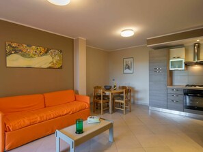 Zimmer, Eigentum, Interior Design, Möbel, Wohnzimmer, Gebäude, Gelb, Decke, Suite, Fussboden