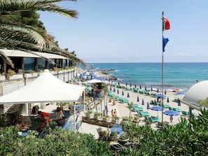 Himmel, Wasser, Eigentum, Azurblau, Pflanze, Schatten, Strand, Strandresort