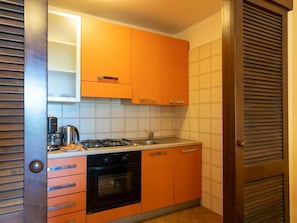 Zimmer, Eigentum, Orange, Cabinetry, Möbel, Gelb, Interior Design, Küche, Gebäude, Haus