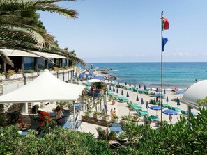 Himmel, Wasser, Eigentum, Azurblau, Pflanze, Schatten, Strand, Strandresort