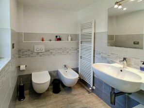 Spiegel, Sinken, Zapfhahn, Bad Sink, Armatur, Eigentum, Badezimmer, Interior Design, Fussboden, Flooring