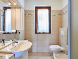 Tap, Plumbing Fixture, Sink, Bathroom Sink, Property, Mirror, Blue, Purple, Azure, Bathroom