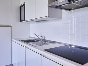 Tap, Countertop, Cabinetry, Kitchen Sink, Sink, Property, Kitchen Stove, Plumbing Fixture, Kitchen Appliance, Kitchen
