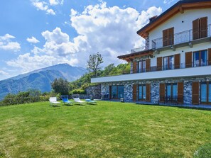 Cloud, Sky, Plant, Building, Window, Tree, Natural Landscape, Mountain, Land Lot, House