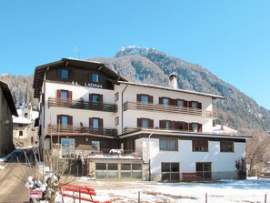 Himmel, Gebäude, Berg, Eigentum, Fenster, Pflanze, Haus, Baum, Steigung, Bergforms