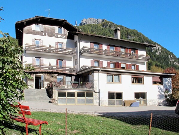 Pflanze, Gebäude, Himmel, Eigentum, Fenster, Baum, Berg, Haus, Urban Design, Wohngebiet