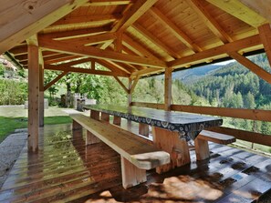 Möbel, Tabelle, Holz, Schatten, Baum, Wasser, Interior Design, Gartenmöbel, Pflanze, Hütte