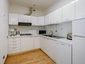 Cabinetry, Comptoir, Cuisinière, Évier, Appareil De Cuisine, Evier, Tiroir, Bâtiment, Cuisine, Bois