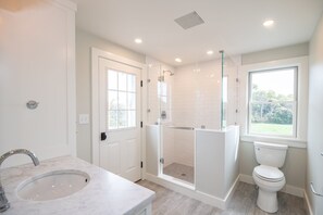 Entry Level King Master ensuite bathroom