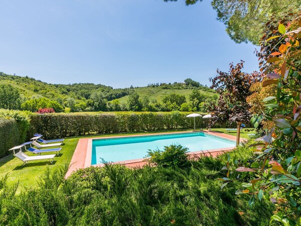 Wasser, Himmel, Pflanze, Schwimmbad, Natürliche Landschaft, Gartenmöbel, Schatten, Rechteck, Baum, Eco Hotel