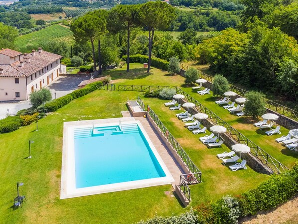 Water, Plant, Water Resources, Swimming Pool, Building, Green, Tree, Land Lot, Natural Landscape, Vegetation