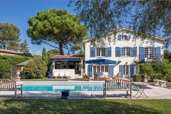 Luxurious family villa in Mougins