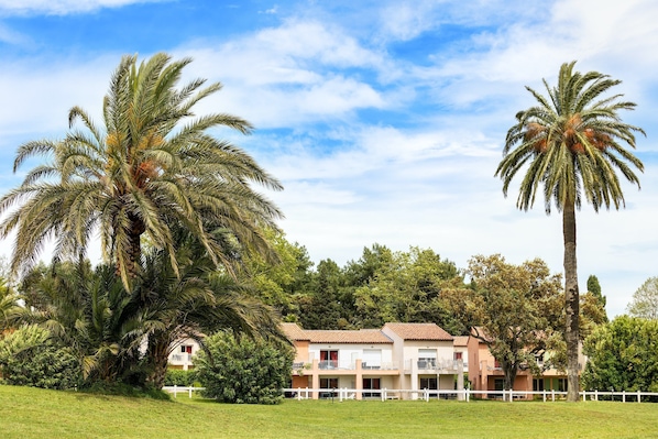 Escape to southern France for a relaxing getaway!
