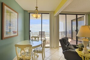 20-Surfside-803-Breakfast-Table